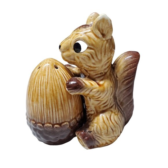 Vintage Squirrel Hugging Acorn Nut Salt and Pepper Shakers Decor Made in Japan - Picture 2 of 15